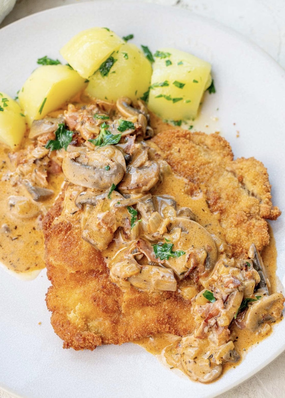 Schnitzel with Bratkartoffeln and the mushroom sauce: the goulash sauce, taken further.