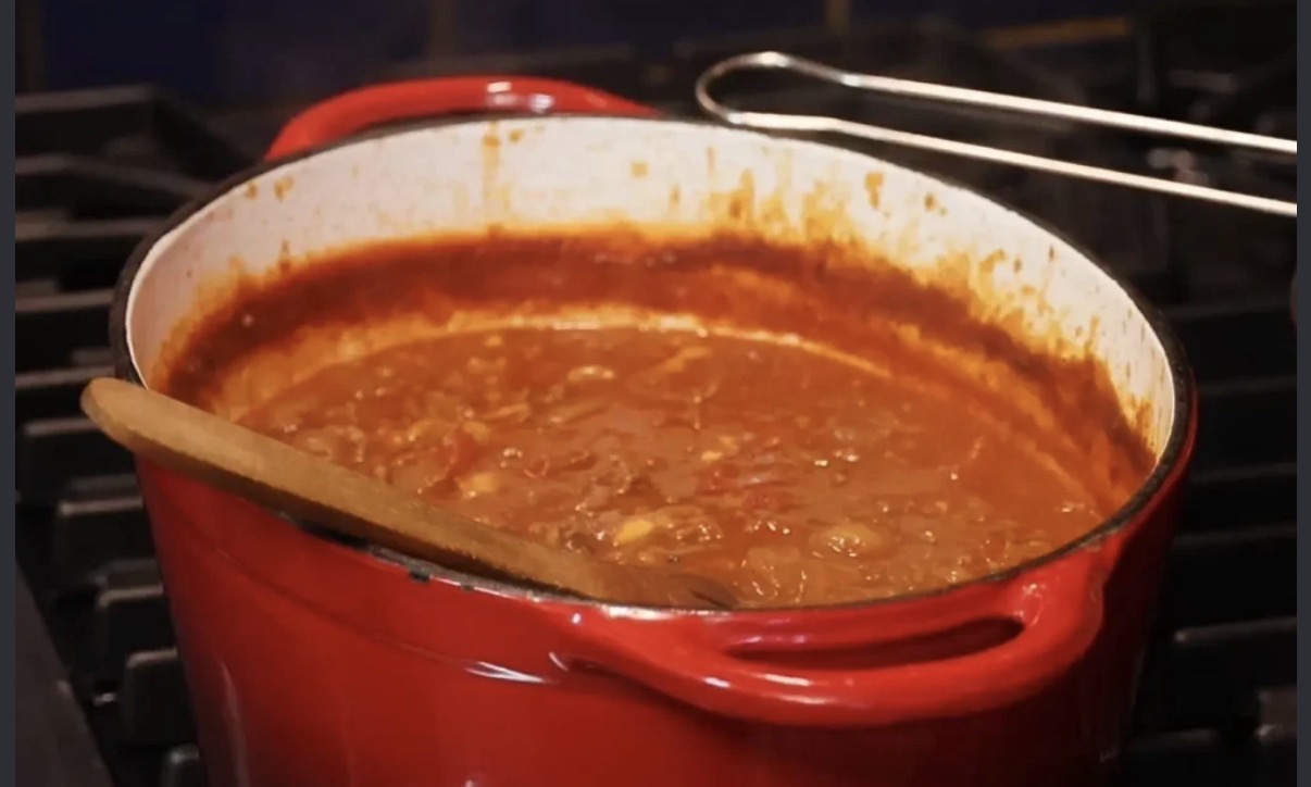 Stufe 3, lid on: the bare simmer he calls the recipe.
